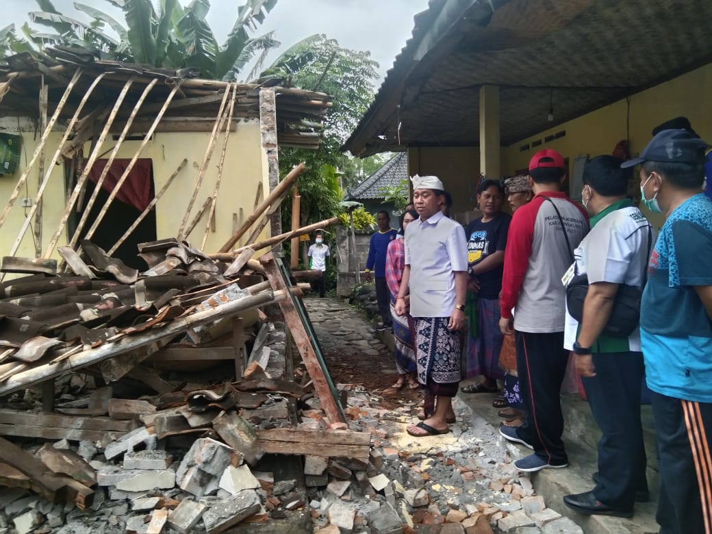 Penyerahan Sembako Korban Bencana Rumah Roboh