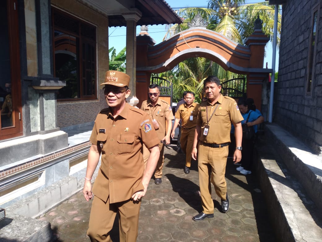 Penyerahan Bantuan Makanan Tambahan bagi Lansia Layanan Home Care di Desa Negari