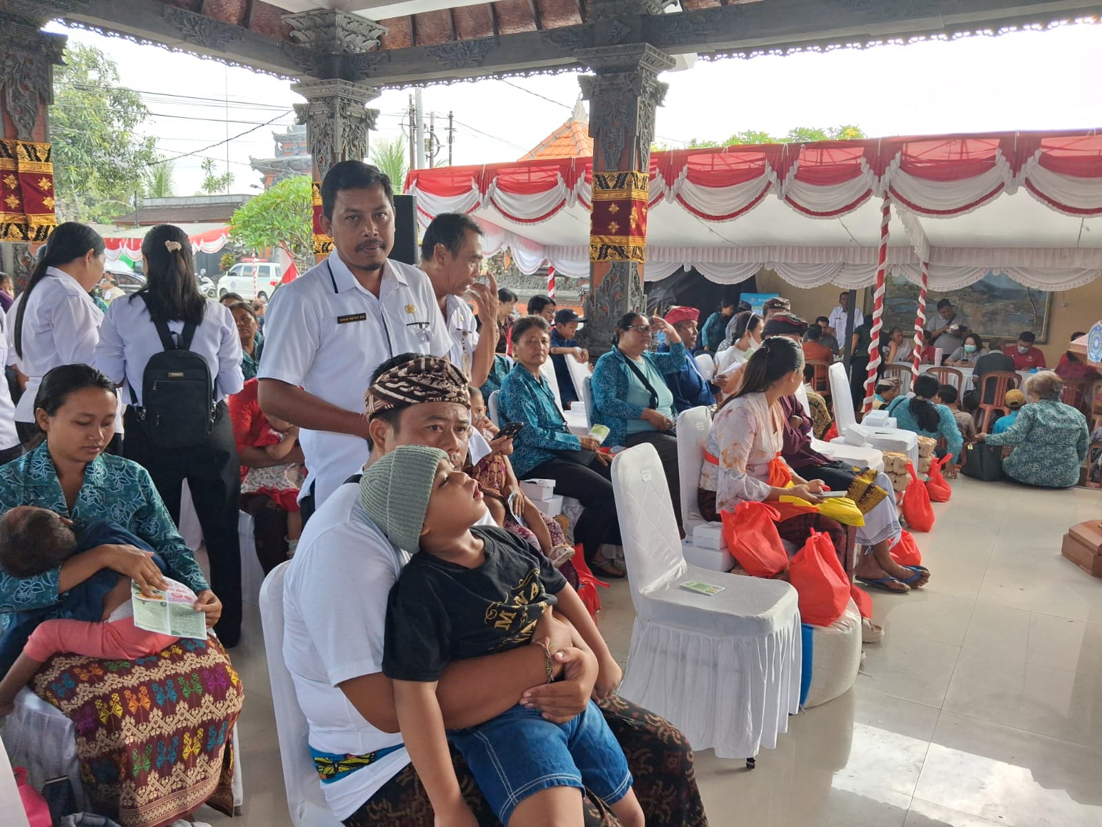 Dinas Sosial P3A Dampingi Penyerahan Bantuan Sosial dalam Kegiatan TP PKK Provinsi Bali “Menyapa dan Berbagi” di Desa Negari