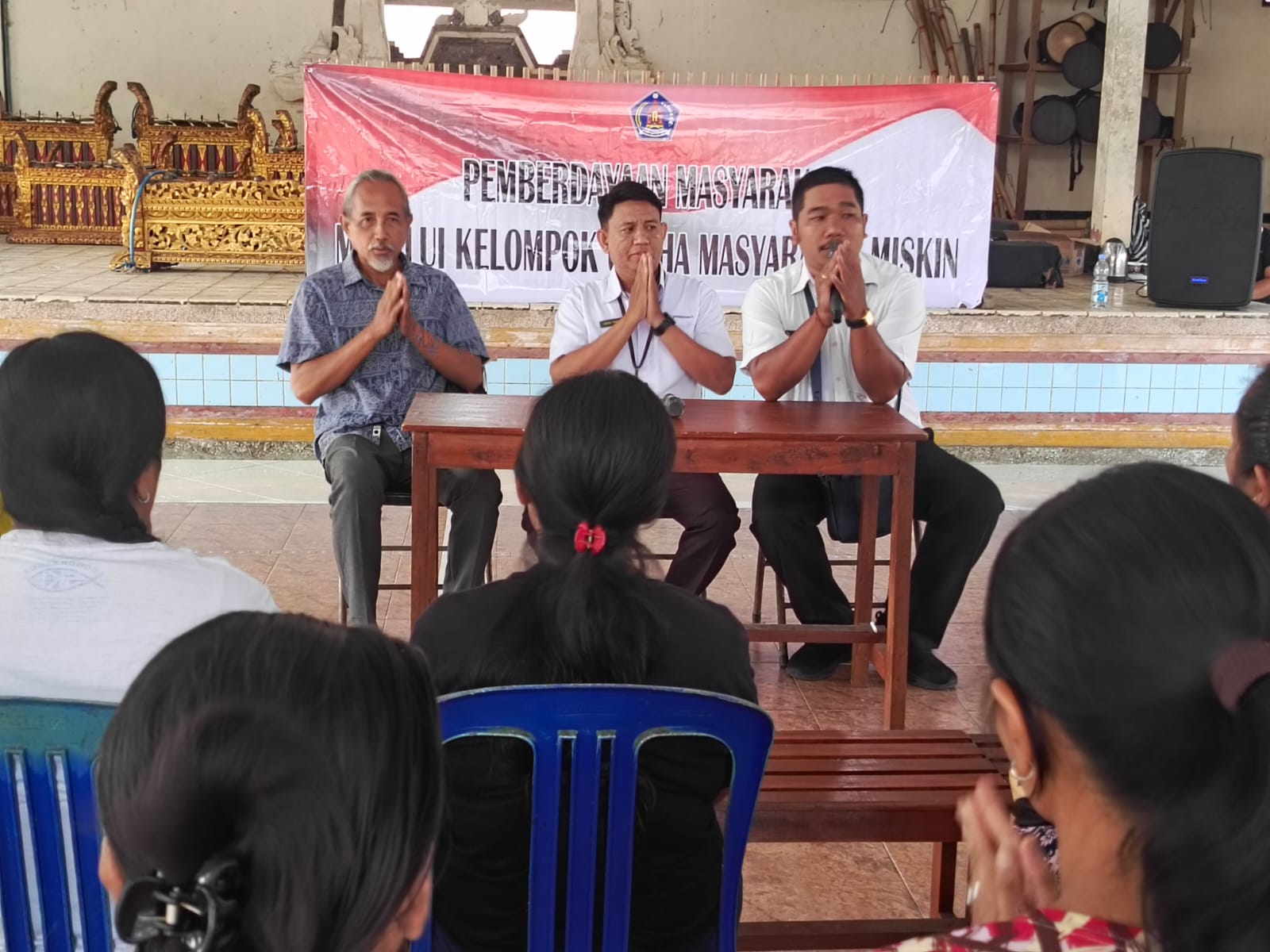 Dinas Sosial Pemberdayaan Perempuan dan Perlindungan Anak Kabupaten Klungkung Gelar Pelatihan Pembuatan Dupa di Desa Tegak