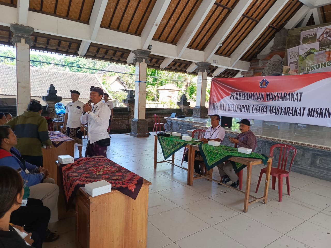 Dinas Sosial Pemberdayaan Perempuan dan Perlindungan Anak Kabupaten Klungkung Gelar Pelatihan Pembuatan Dupa di Desa Gunaksa