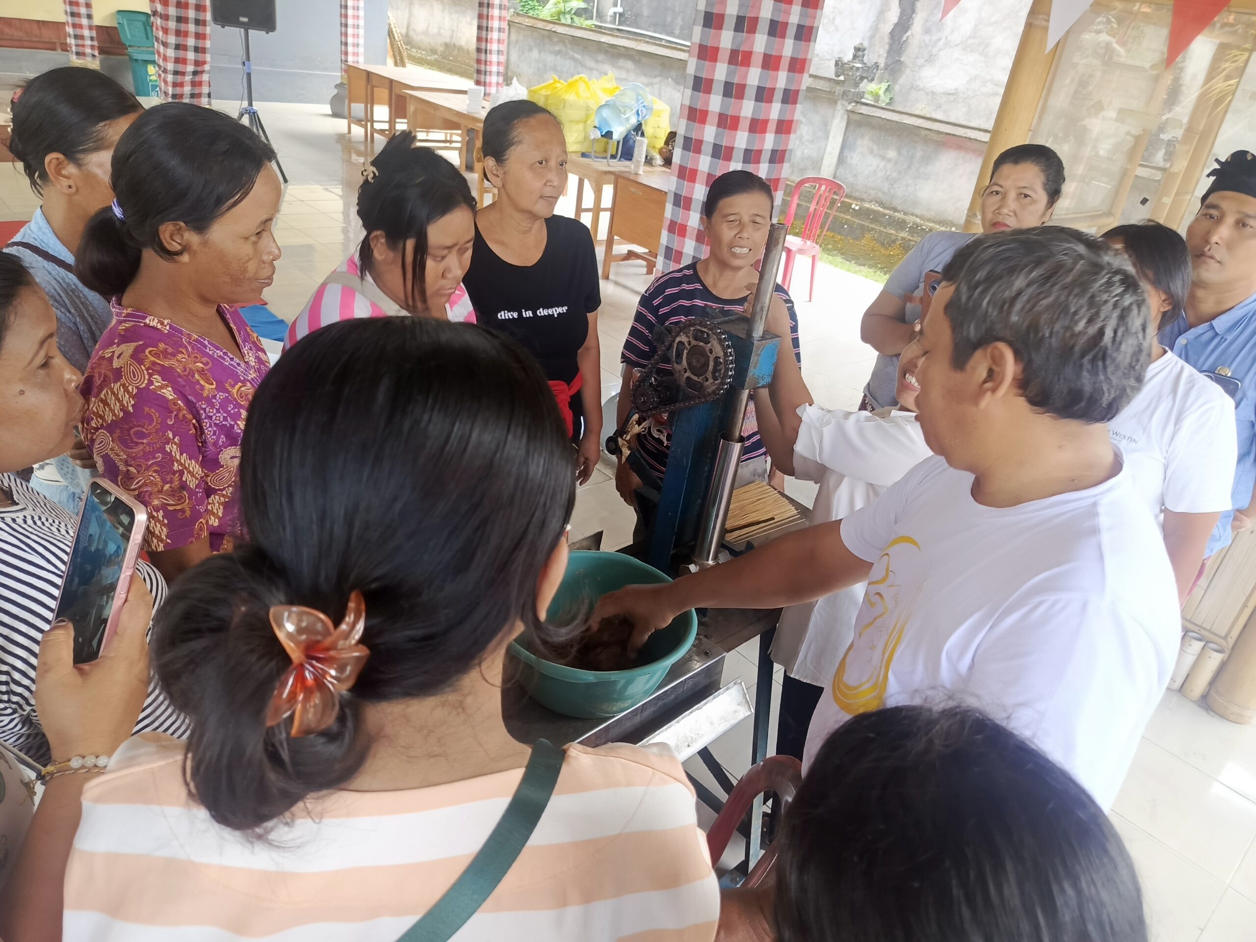 Pelatihan Pembuatan Dupa di Desa Bakas