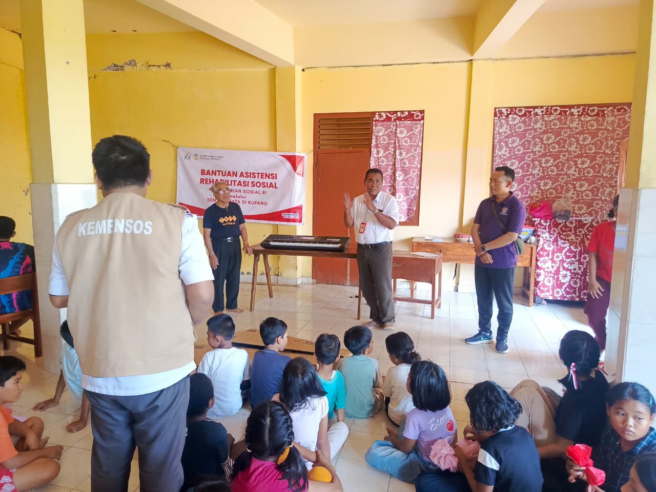 DINSOS P3A KLUNGKUNG DAMPINGI SENTRA EFATA KUPANG DALAM PENYERAHAN BANTUAN UNTUK LKSA