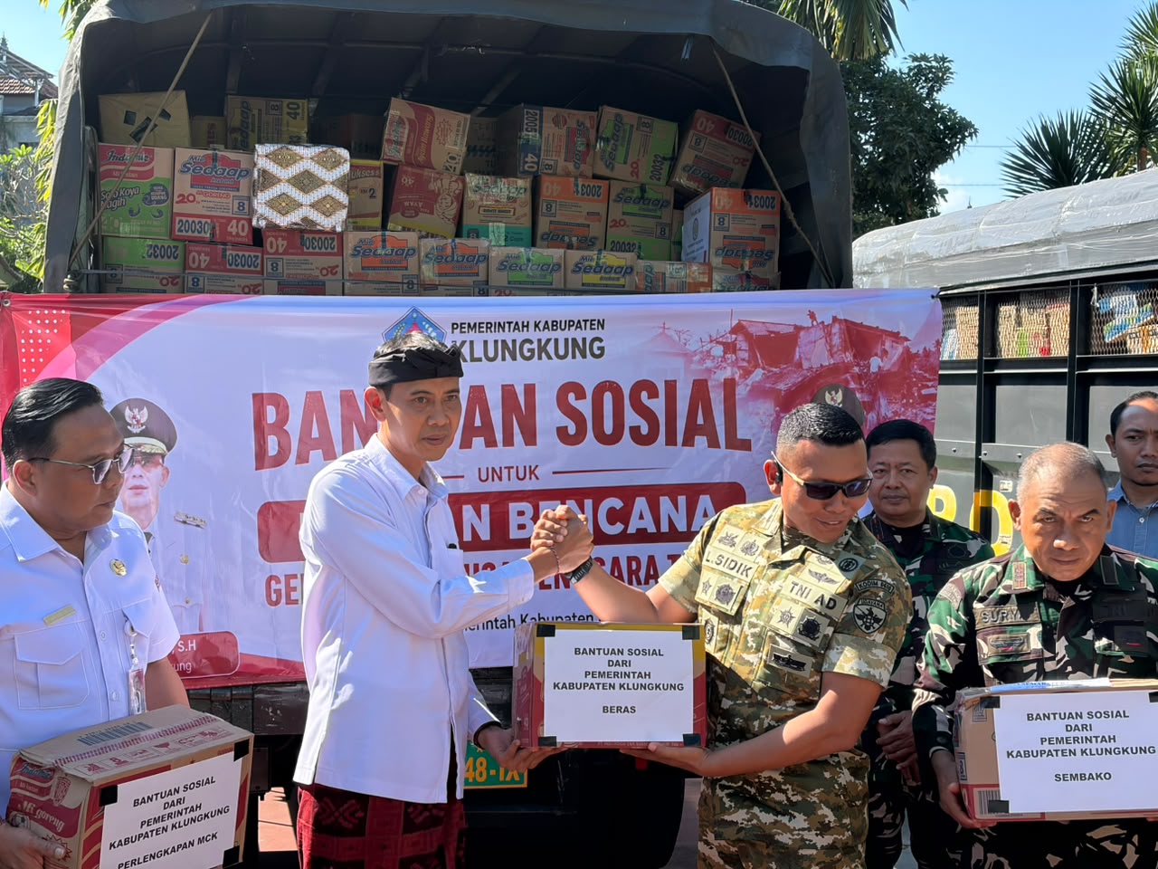 DINSOS P3A KLUNGKUNG FASILITASI PENGGALANGAN BANTUAN SOSIAL UNTUK KORBAN GEMPA BUMI DI NTT